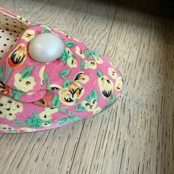 Vintage inspired floral heels with pearl button, women’s size 6 - Picture 3 of 3